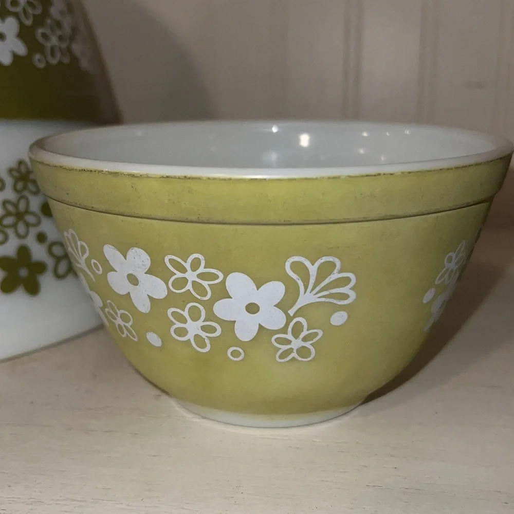 Pyrex Spring blossoms Crazy Daisy mixing bowl set 401 402 403 404